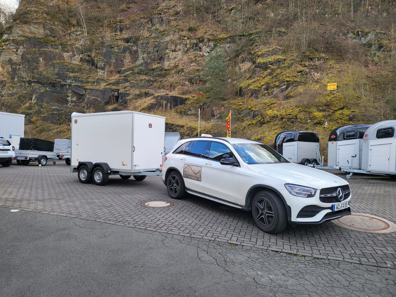 Mercedes mit Anhänger